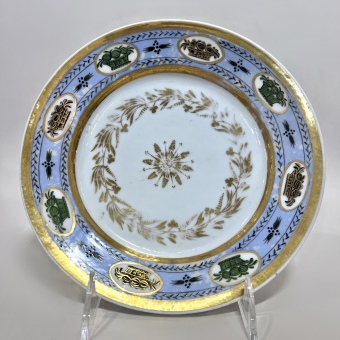 Тарелка с элементами декора в стиле ампир, Россия, завод "Братьев Новых", 1820-е гг.